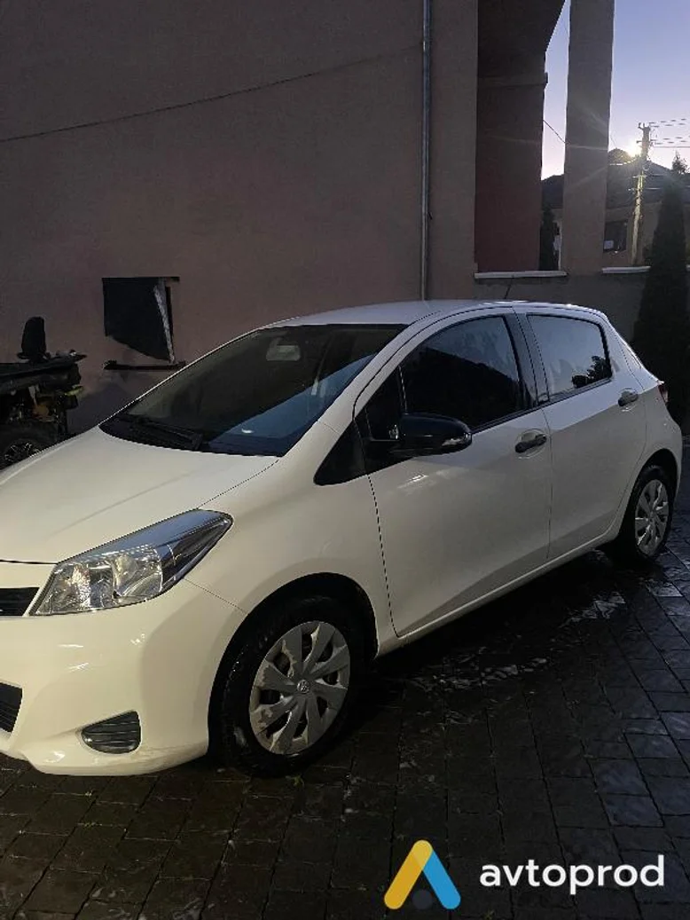 Фото 2 - Toyota Yaris 2012