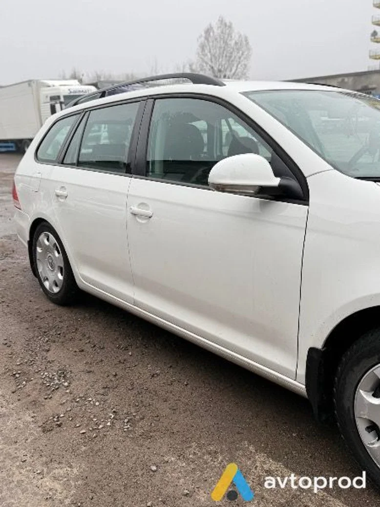 Фото 2 - Volkswagen Golf 2011