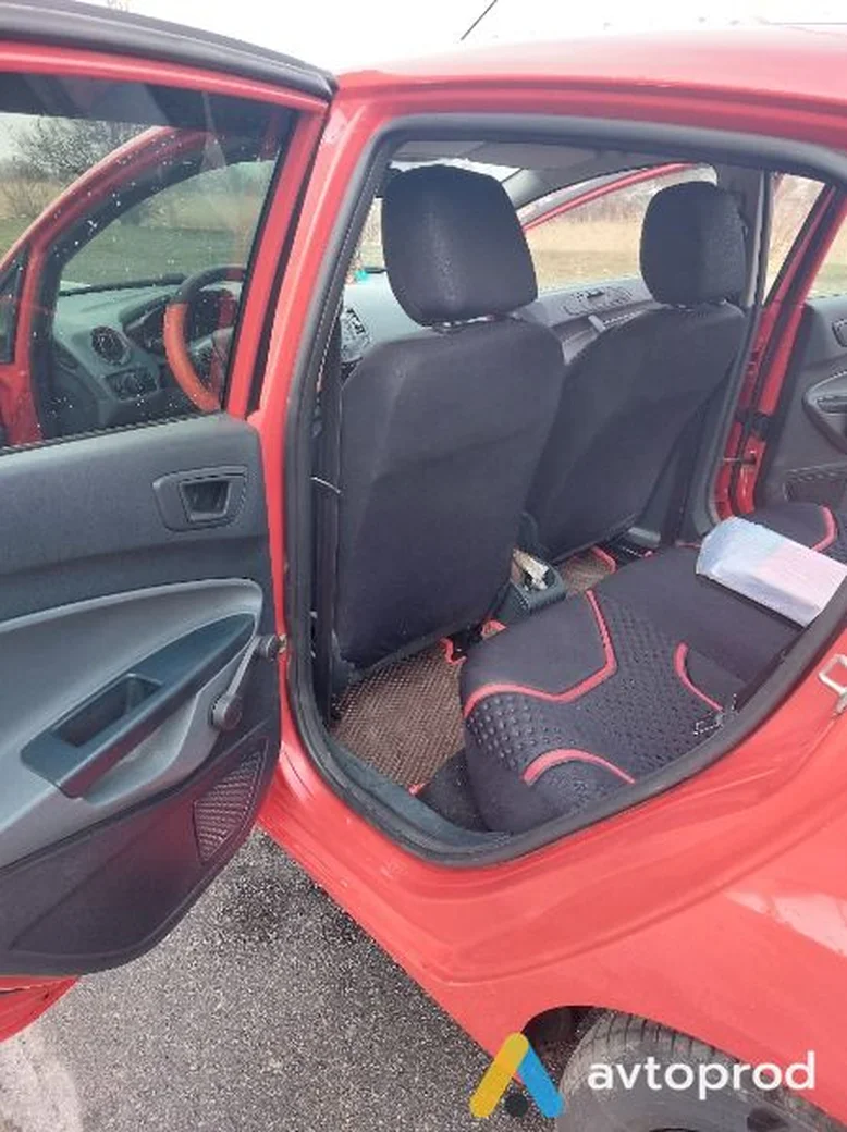Фото 4 - Ford Fiesta 2011