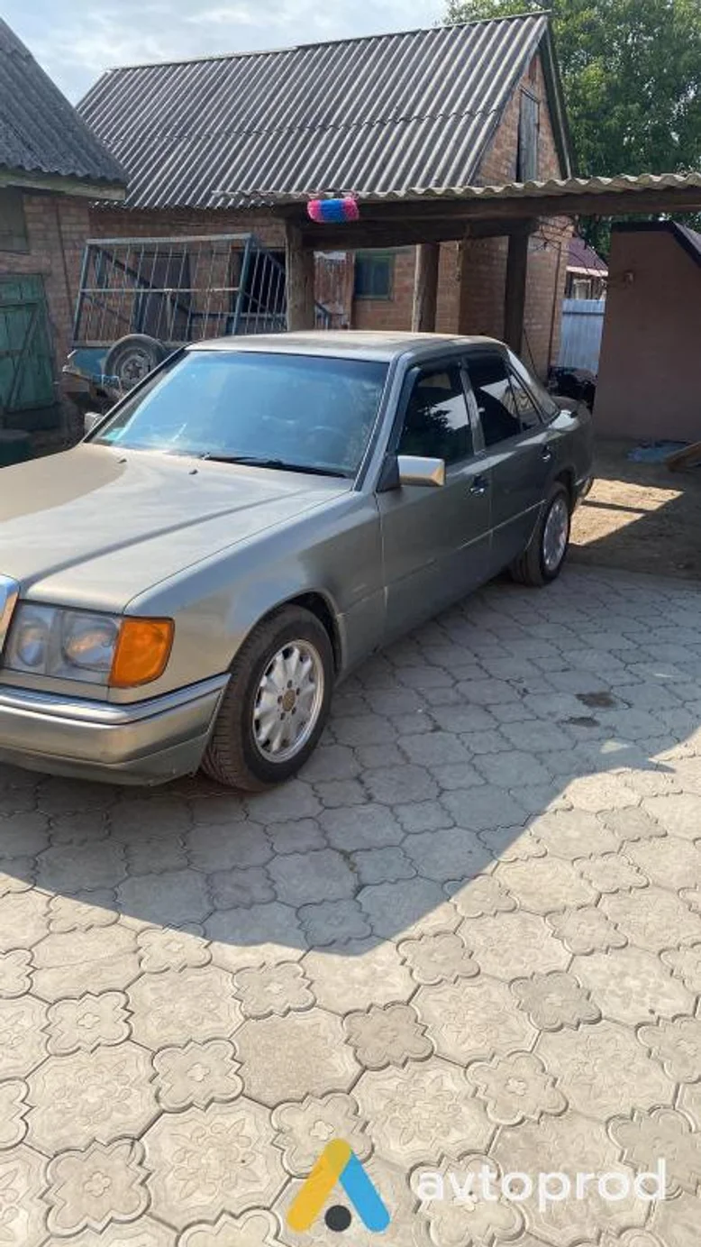 Photo 2 - Mercedes-Benz 260 1987