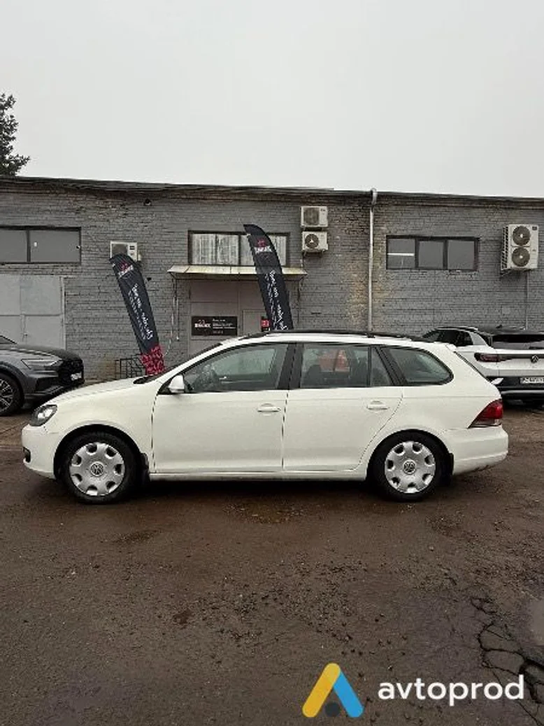 Фото 4 - Volkswagen Golf 2011