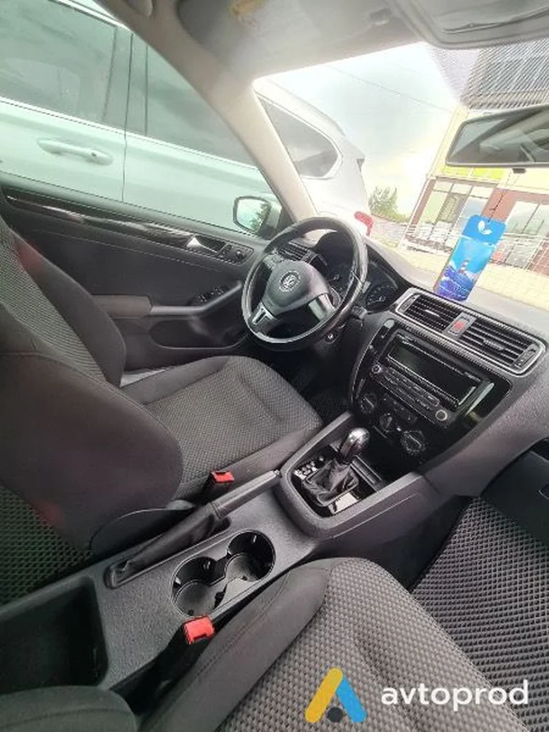 Фото 3 - Volkswagen Jetta 2011
