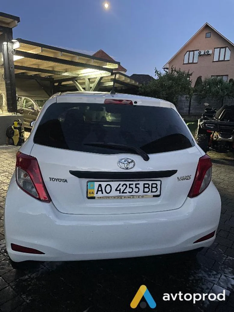 Фото 1 - Toyota Yaris 2012
