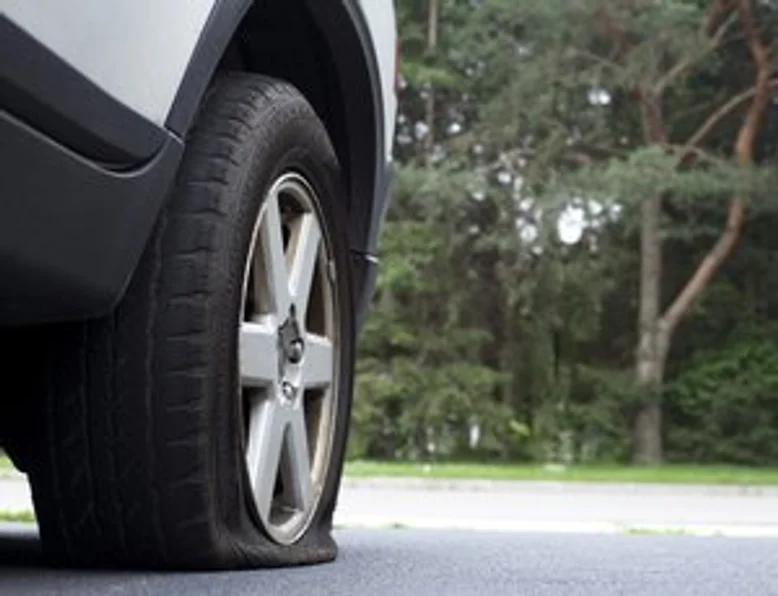 АВТОМОБІЛЬ З ПРОКОЛОТИМ КОЛЕСОМ, ЩО РОБИТИ В ДОРОЗІ? 🚗