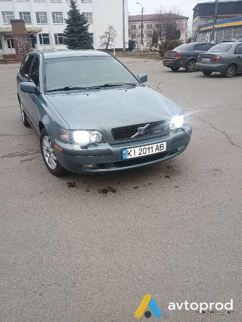 Фото 1 - Volvo V40 2002