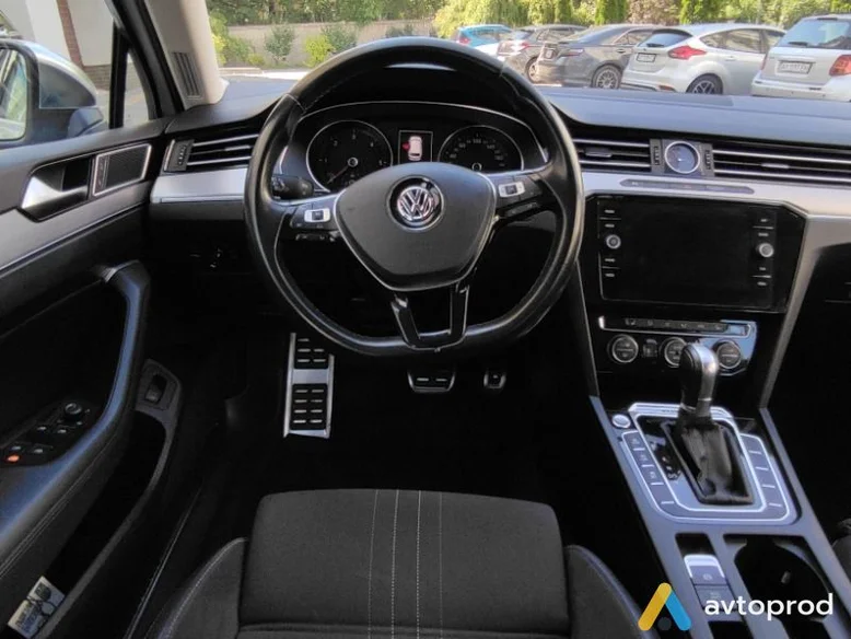 Фото 1 - Volkswagen Passat 2017