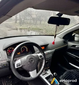 Фото 4 - Opel Astra 2011