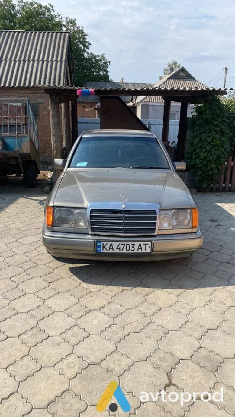 Photo 1 - Mercedes-Benz 260 1987
