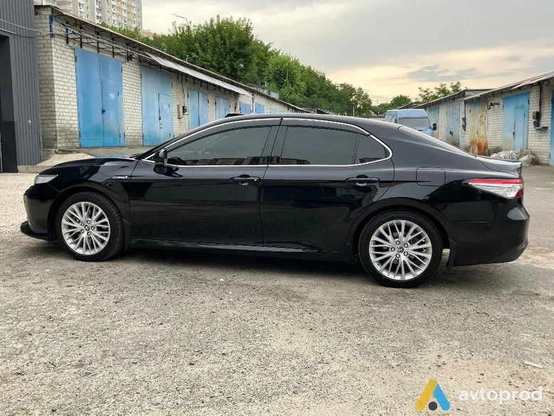 Photo 2 - Toyota Camry 2020