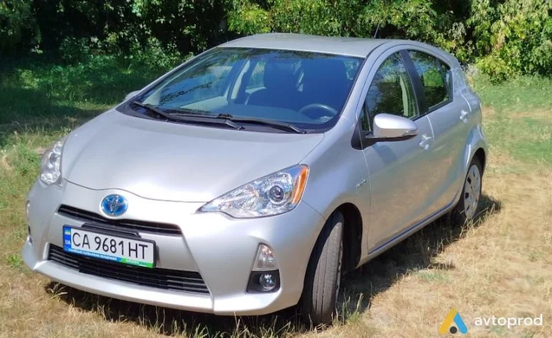Фото 1 - Toyota Prius 2014