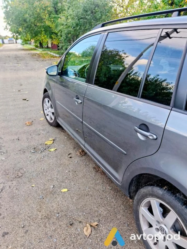 Фото 3 - Volkswagen Touran 2011