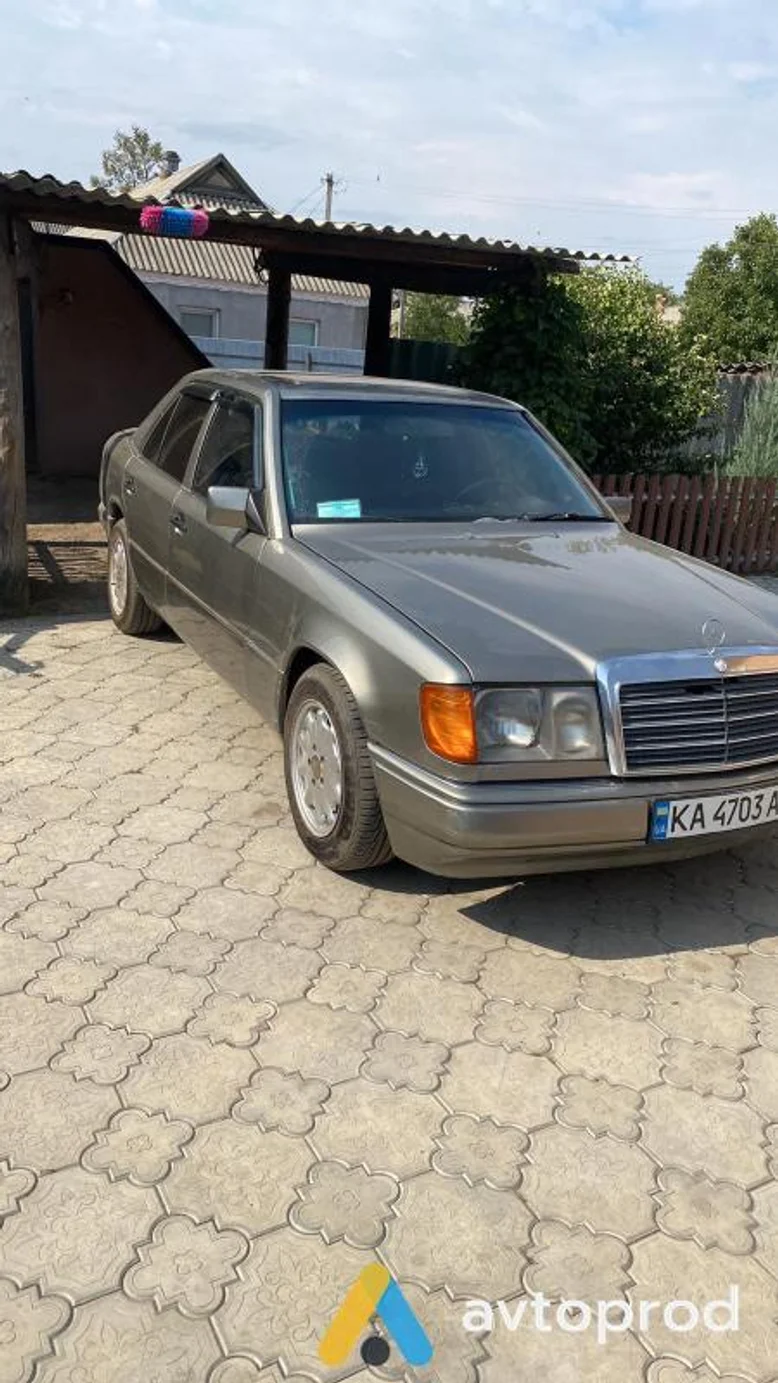 Photo 3 - Mercedes-Benz 260 1987