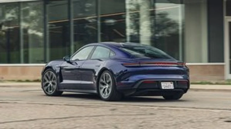 Porsche Taycan 4 2025: коли «базова» версія — не привід для вибачень