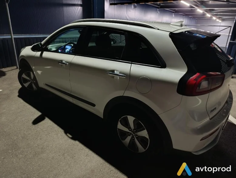 Фото 3 - Kia Niro 2017