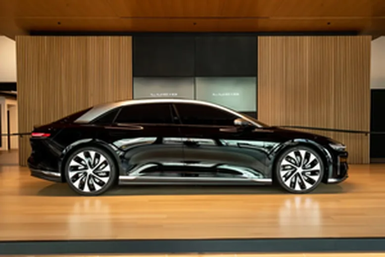 Audi A6 e-tron проти BMW i5, Mercedes EQE та Lucid Air: порівняння електроседанів преміум-класу