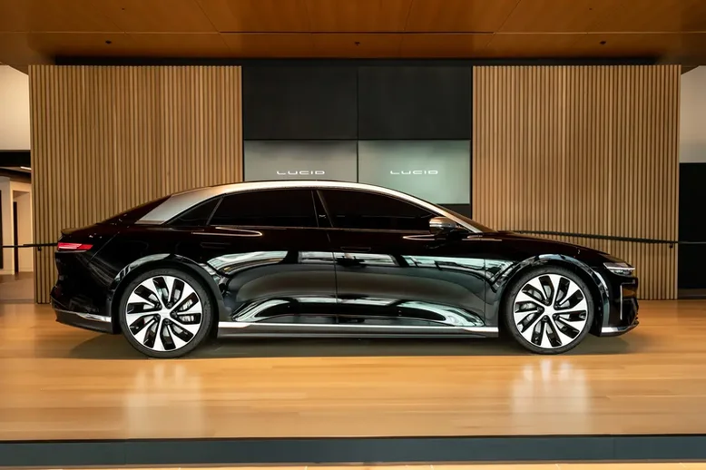 Audi A6 e-tron проти BMW i5, Mercedes EQE та Lucid Air: порівняння електроседанів преміум-класу