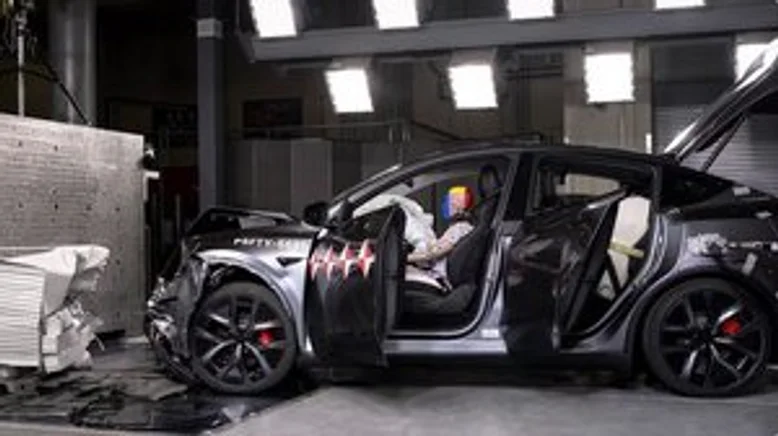Tesla научила свои камеры предсказывать аварию — и успевать надуть подушки до удара