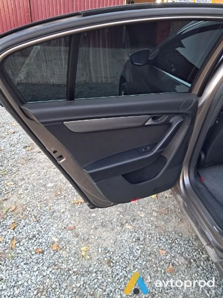 Фото 4 - Volkswagen Passat 2011