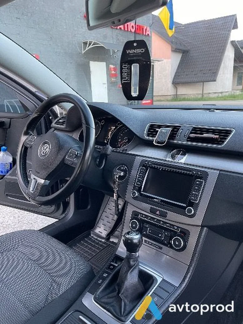 Фото 1 - Volkswagen Passat 2011