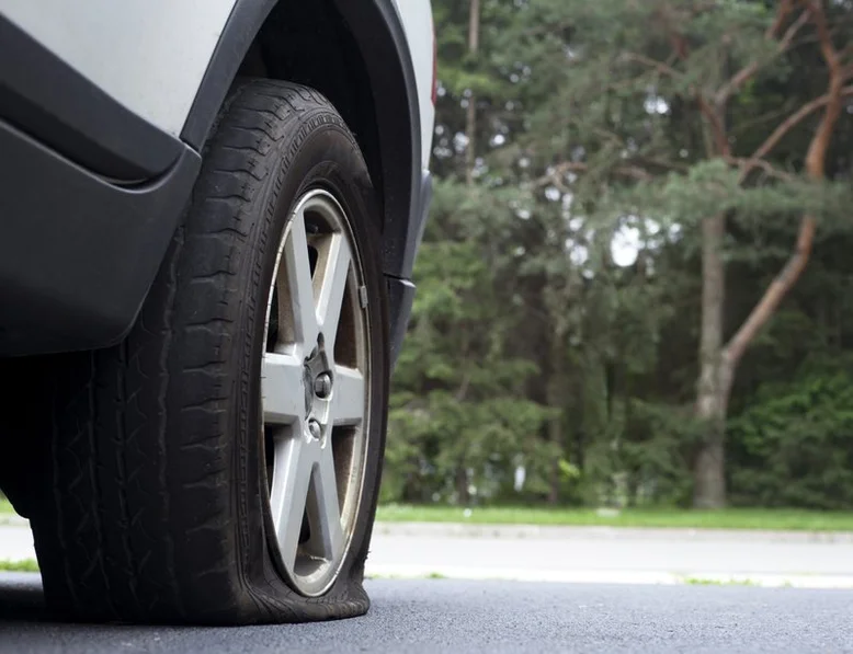 АВТОМОБІЛЬ З ПРОКОЛОТИМ КОЛЕСОМ, ЩО РОБИТИ В ДОРОЗІ? 🚗