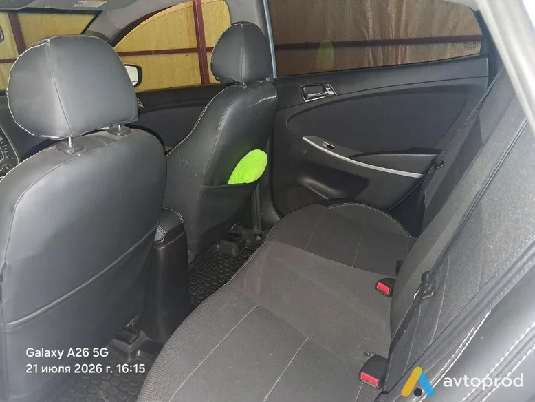 Photo 2 - Hyundai Accent 2011