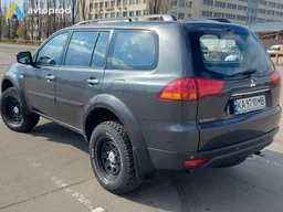 Photo 2 - Mitsubishi Pajero 2011