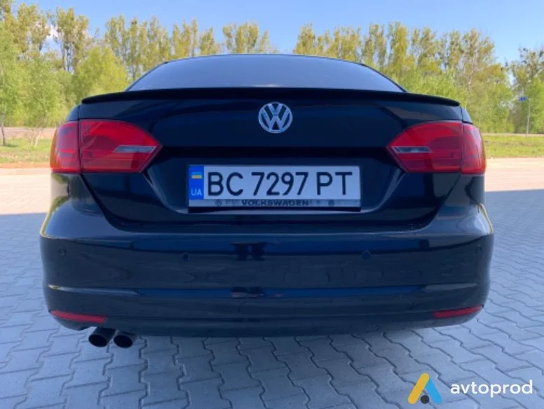 Фото 4 - Volkswagen Jetta 2011