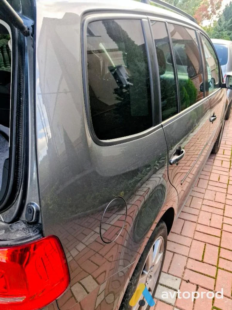 Фото 4 - Volkswagen Touran 2011