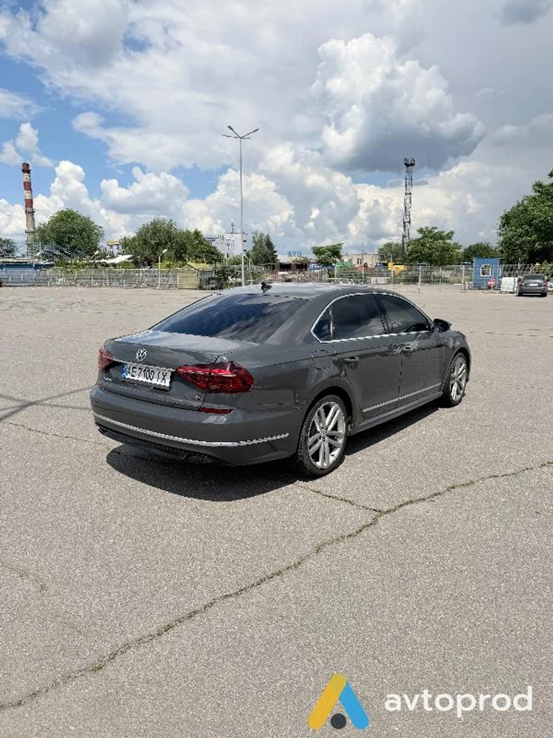 Photo 2 - Volkswagen Passat 2017