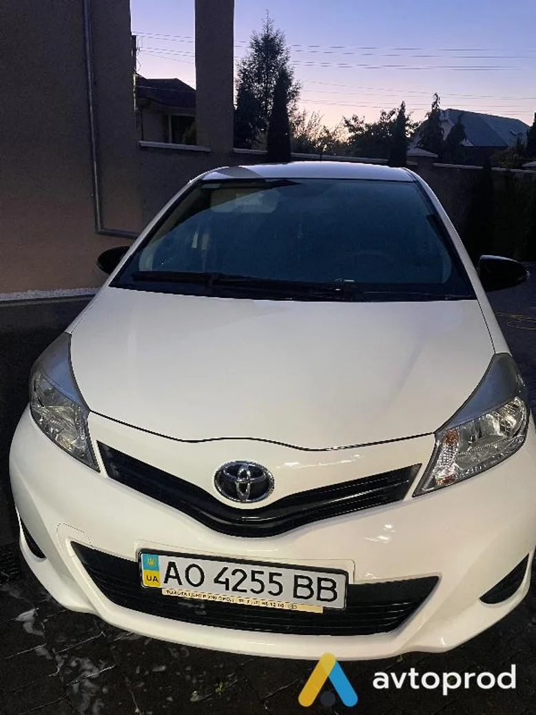 Фото 3 - Toyota Yaris 2012