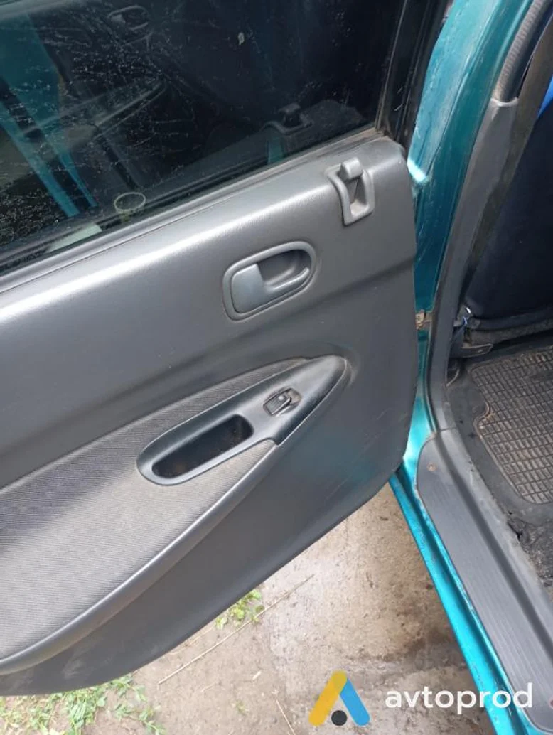 Photo 1 - Mazda 323 1995
