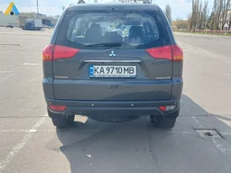 Photo 4 - Mitsubishi Pajero 2011