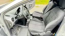 Photo 2 - Mazda 2 2009